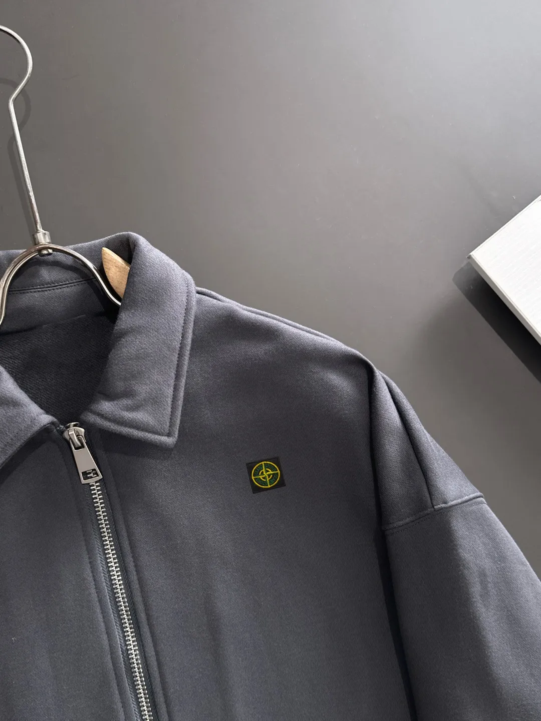Next day shipment P460 Stone lsland/Stone Island Exclusively launches the new 25ss autumn and winter lapel zipper jacket. Many stars have the same style. The craftsmanship cannot be copied by ordinary small workshops. We are not afraid of any challenges in terms of materials, detail restoration and craftsmanship, just to provide everyone with wonderful products. Compare the top original versions at will. No expense is spared just to do better. Unique imported fabric feel. Purely imported German machine production. Precision operation and 10,000-needle density. A full set of new accessories and three standards are fully customized simultaneously. The upper body is versatile and fashionable. The perfect choice for autumn and winter. A must-have item. Size chart: S to XXL (or please state your height and weight when placing an order)
